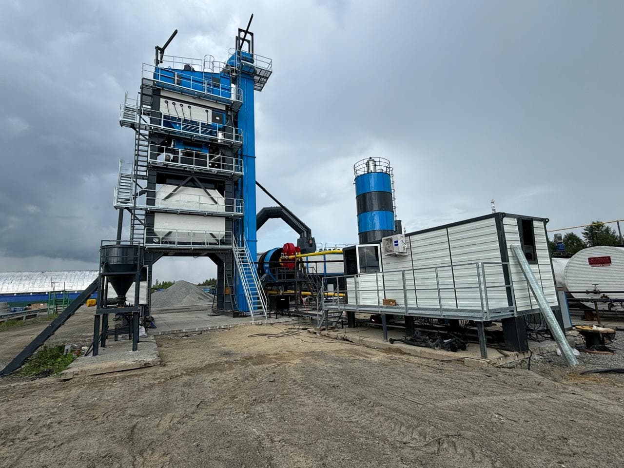 Mobile hot mix asphalt plant for infrastructure projects