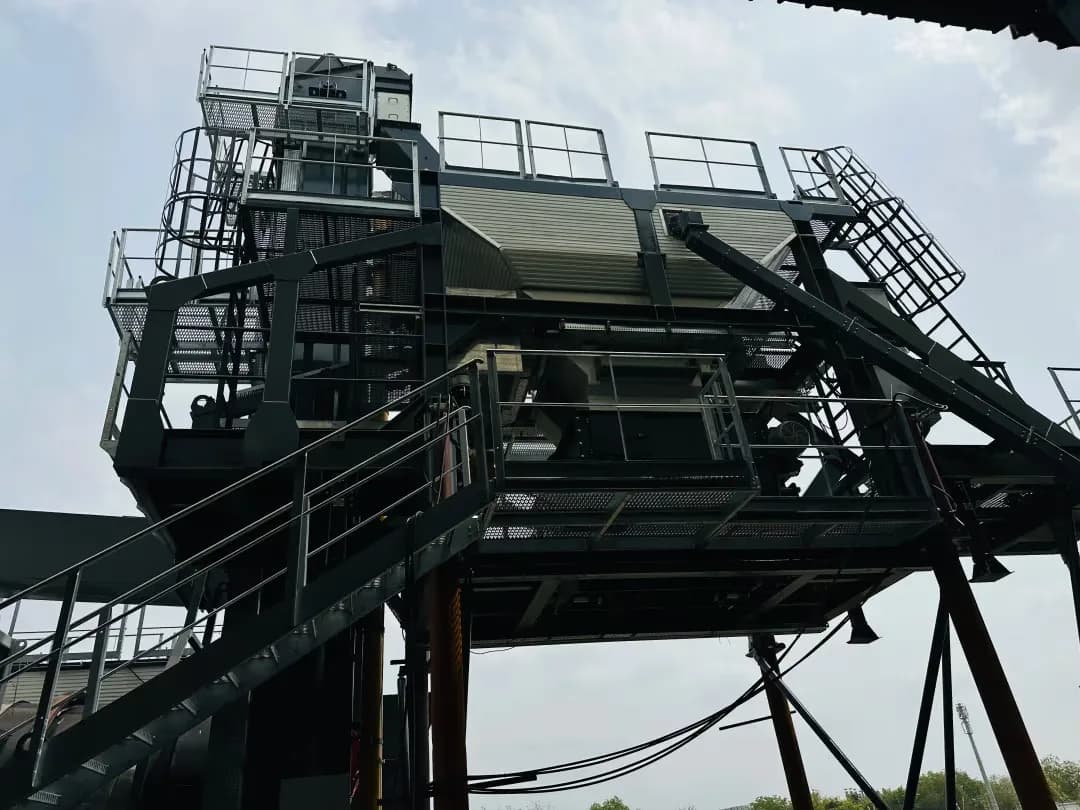 Asphalt batching plant tower with mixing platform and access stairs