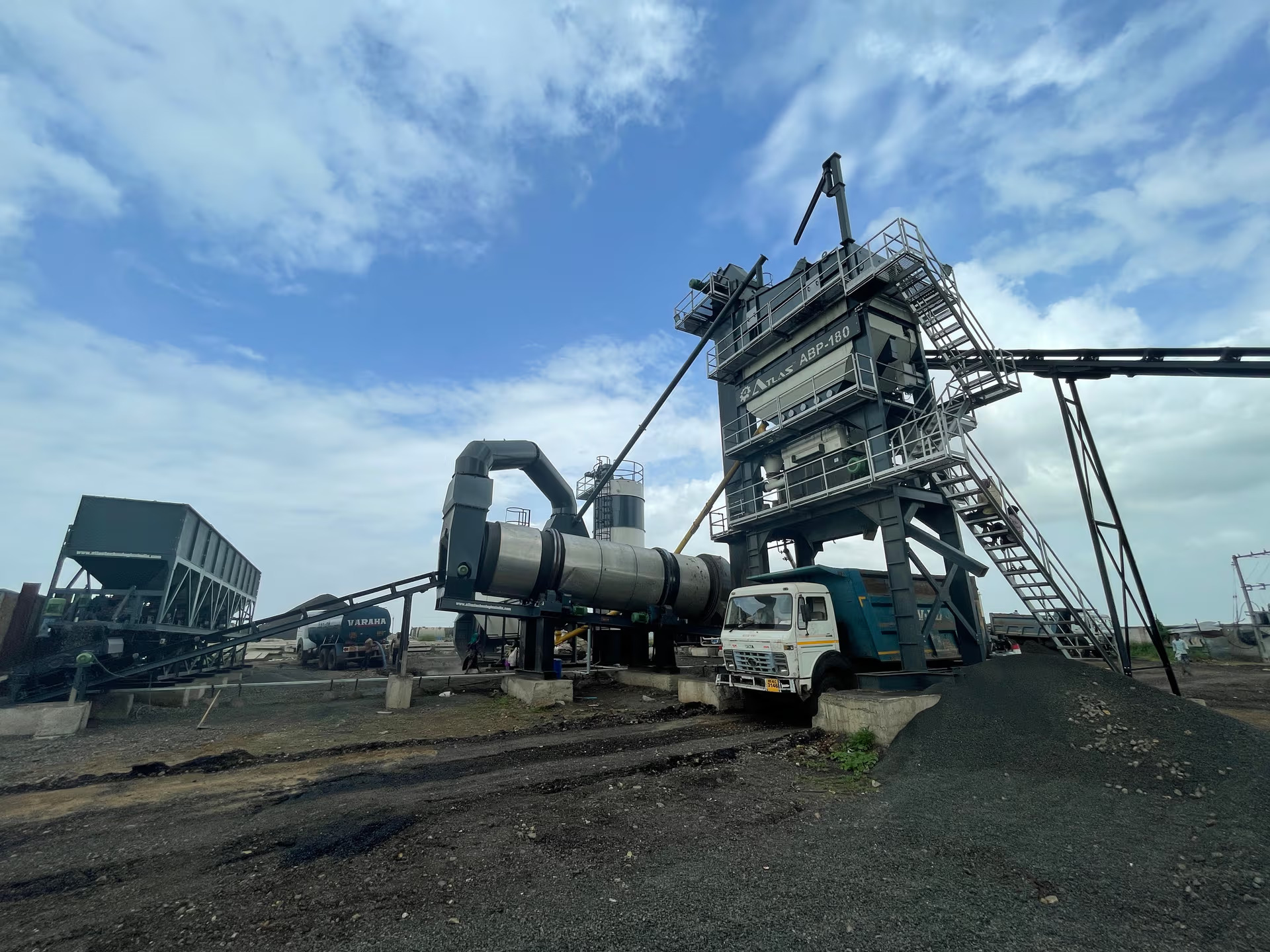 Is Poor Bitumen Quality Ruining Your Mix? Why an Asphalt Batch Mix Plant is the Key to 100% Pavement Integrity