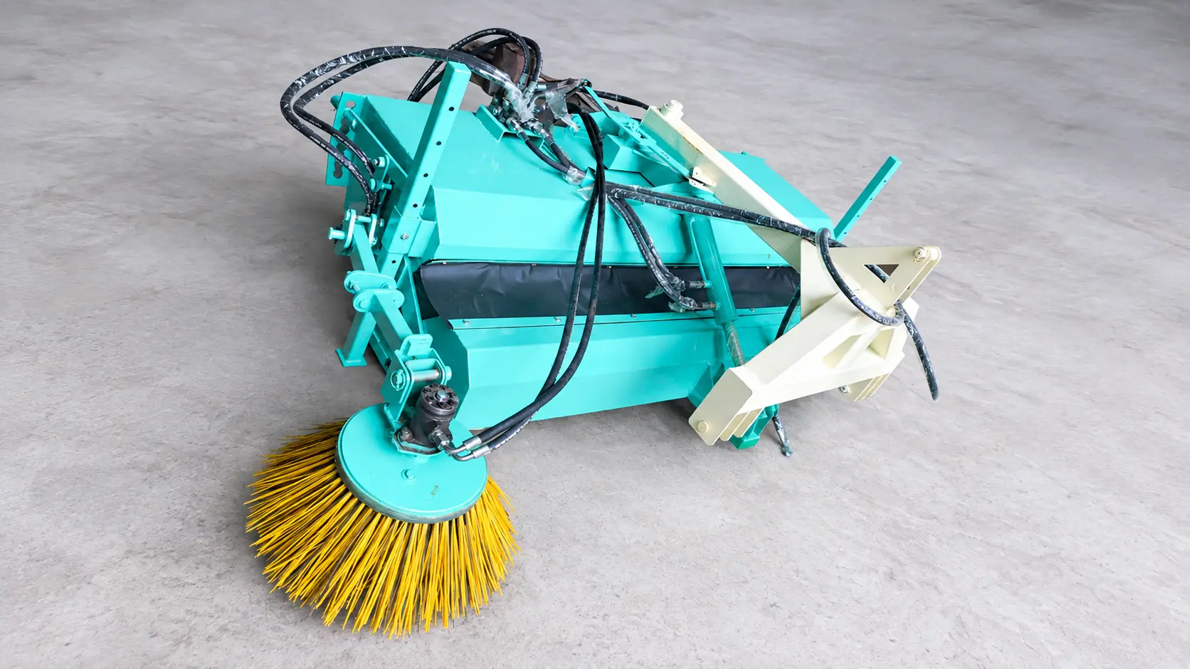 Road Sweeper Machine vs Hydraulic Broomer: Which One Does Your Project Need?